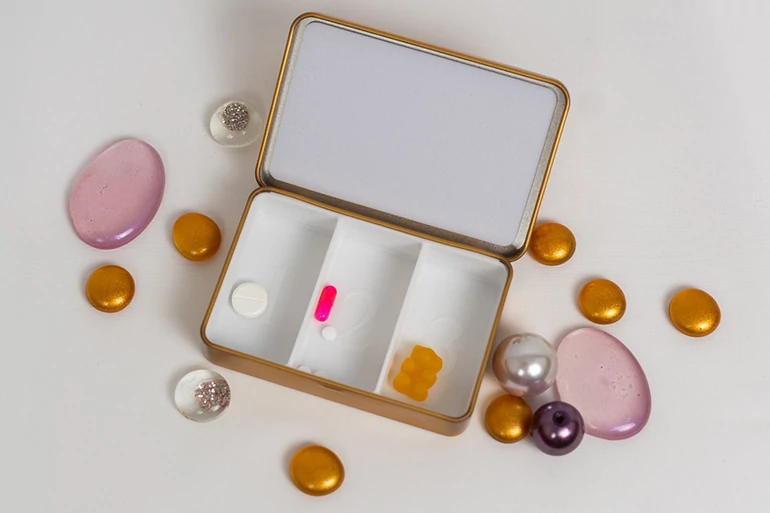 Egyszínű vitamin- és gyógyszeradagoló, arany, hármas kiosztású