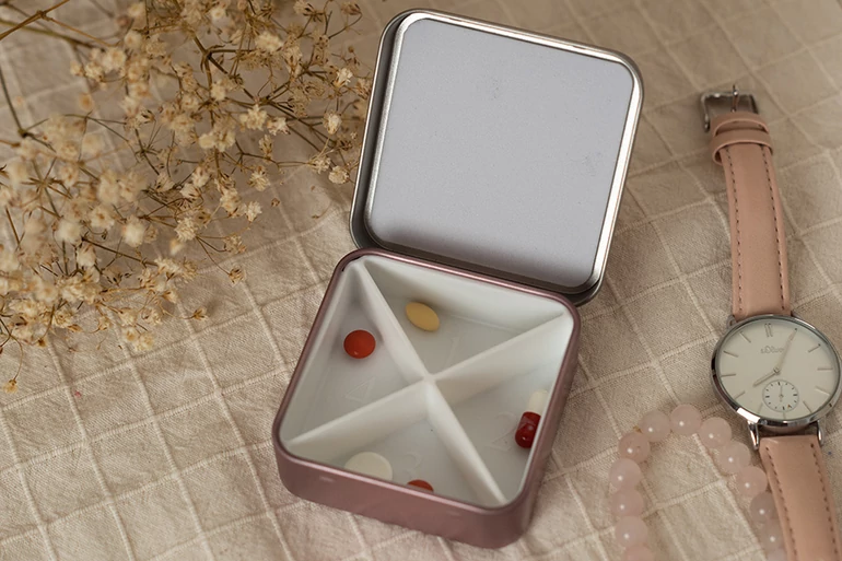 Egyszínű vitamin- és gyógyszeradagoló, rozéarany, négyes kiosztású