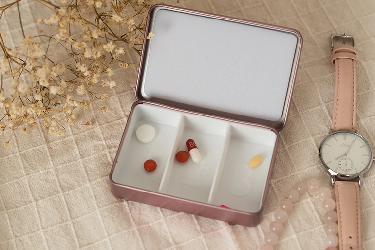 Egyszínű vitamin- és gyógyszeradagoló, rozéarany, hármas kiosztású