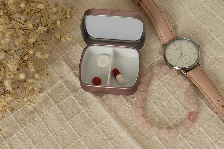 Egyszínű vitamin- és gyógyszeradagoló, rozéarany, kettes kiosztású