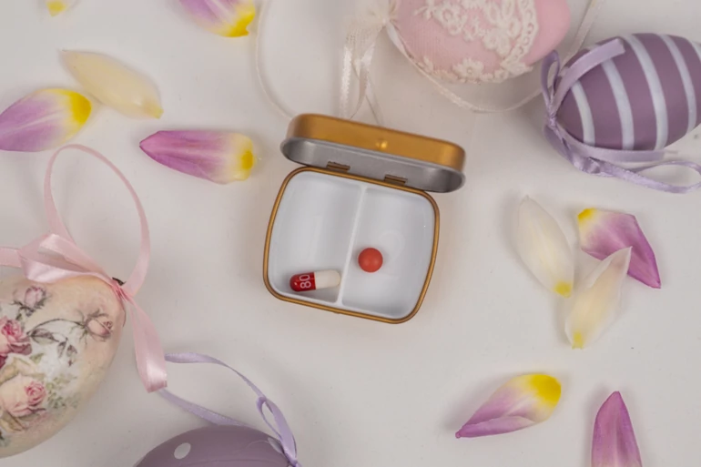 Egyszínű vitamin- és gyógyszeradagoló, arany, kettes kiosztáú